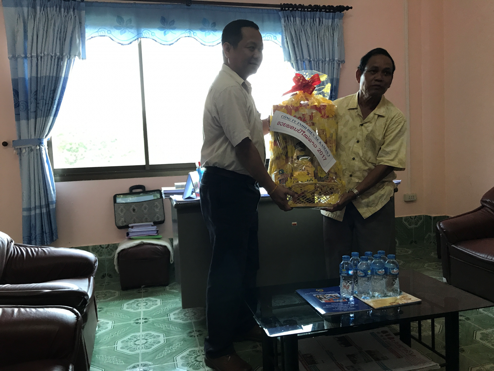 Giám đốc Xekaman 3 chúc tết và tặng quà cho Lãnh đạo sở Lao động thương binh và xã hội tỉnh Sekong