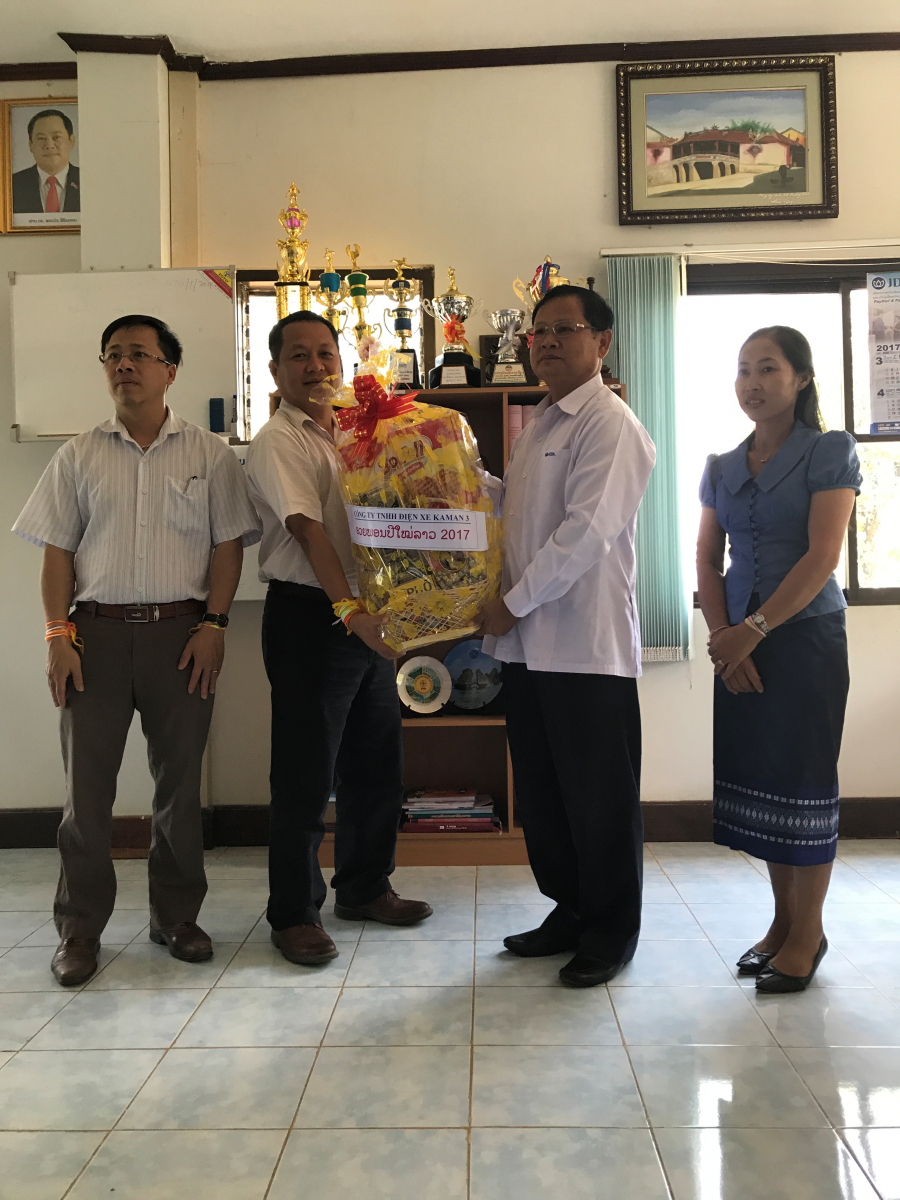 Lãnh đạo Xekaman 3 chúc tết và tặng quà Lãnh đạo Điện lực tỉnh Sekong